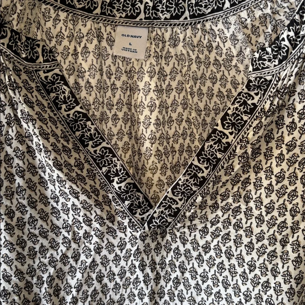 Old Navy Black and White V‑Neck Tiered Maxi Dress - Picture 6 of 7